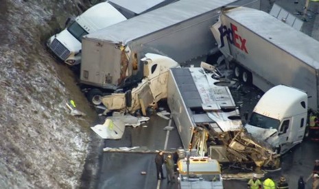  Gambar dari video yang dipasok oleh KDKA TV ini menunjukkan insiden di dekat Greensburg, Pennsylvania, di sepanjang Pennsylvania Turnpike, lokasi tabrakan yang menewaskan sedikitnya lima orang dan belasan lainnya terluka, Ahad (5/1) pagi.