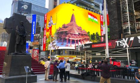 Rumah Sakit Jadi Titik Sentral Masjid Pengganti Babri. Gambar Dewa Ram menurut kepercayaan orang Hindu dan desain bangunan kuilnya tampil di papan iklan digital di Times Square, New York, AS, Rabu (5/8). Pembangunan pura itu dilakukan di atas reruntuhan Masjid Babri di Ayodhya, India.