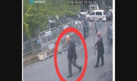 Gambar diambil dari video CCTV yang diperoleh oleh penyiar Turki TRT World  pada Ahad (21/10/ 2018), konon menunjukkan wartawan Saudi Jamal Khashoggi memasuki konsulat Saudi di Istanbul, Selasa, (2/10/2018) . 