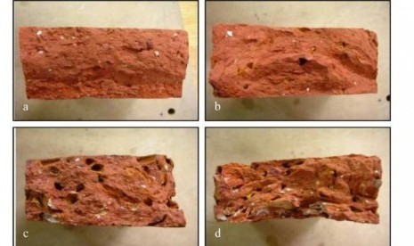 Gambar empat batu bata dengan komposisi puntung rokok yang berbeda (a) nol persen (b) 2,5 persen (c) lima persen dan (d) 10 persen.