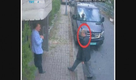 Gambar diambil dari video CCTV yang diperoleh oleh penyiar Turki TRT World  pada Ahad (21/10/ 2018), konon menunjukkan wartawan Saudi Jamal Khashoggi memasuki konsulat Saudi di Istanbul, Selasa, (2/10/2018) . 