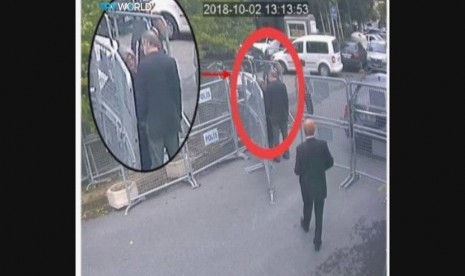 Gambar ini diambil dari video CCTV yang diperoleh oleh penyiar Turki TRT World dan tersedia pada Ahad (21/10/ 2018), konon menunjukkan wartawan Saudi Jamal Khashoggi berbicara dengan tunangannya Hatice Cengiz sebelum memasuki konsulat Saudi di Istanbul, Selasa, (2/10/2018). 