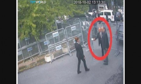 Gambar ini diambil dari video CCTV yang diperoleh oleh penyiar Turki TRT World pada Ahad (21/10/2018), konon menunjukkan wartawan Saudi Jamal Khashoggi melewati pemeriksaan sebelum menuju konsulat Saudi, di Istanbul, sebelum masuk, Selasa, (2/10/2018).