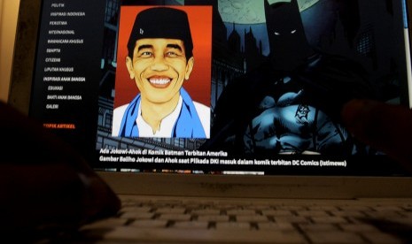 Gambar Joko Widodo bersanding dengan tokoh super hero produksi DC Comic Amerika Batman di salah satu halaman di komik Batman, Jakarta, Senin (11/8).