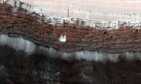 Gambar longsoran salju di Mars yang ditangkap dari Hirise.