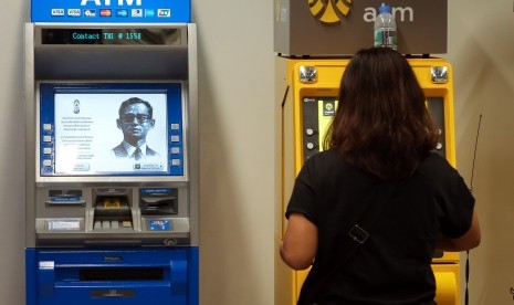 Gambar mendiang Raja Bhumibol dengan pesan penghormatan muncul di layar ATM di Bangkok, Thailand, (16/10). Gambar dan pesan tersebut merupakan wujud duka cita bagi sang raja.