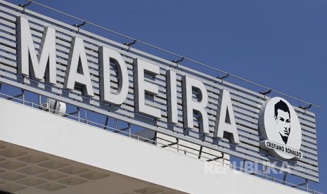 Gambar pesepakbola Cristiano Ronaldo dipasang di samping papan nama Bandara Internasional Madeira, Portugal