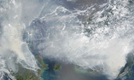  Gambar satelit dari 24 September 2015, menunjukan kebakaran diatas kawasan Borneo dan Sumatra, Indonesia.  