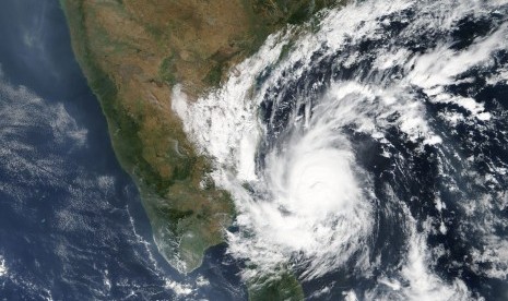 Gambar satelit handout NASA menunjukkan badai siklon Gaja mendekati pantai timur Sri Lanka dan India di Teluk Benggala pada (15/11). 