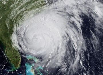 Gambar satelit yang memperlihatkan badai Irene menuju ke pantai timur AS. Pemerintah AS memerintahkan warganya di Pantai Timur dan sekitarnya mengungsi ke tempat tinggi terkait badai Irene. Termasuk Presiden AS Barack Obama yang mengungsikan keluarganya.