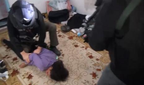 Gambar selebaran yang diambil dari video yang disediakan oleh Departemen Kepolisian Istanbul menunjukkan polisi menahan seorang wanita, tersangka di balik ledakan mematikan sehari sebelumnya di pusat kota Istanbul, di Istanbul, Turki 14 November 2022. Menurut Menteri Dalam Negeri Suleyman Soylu, setidaknya delapan orang tewas dan 80 lainnya luka-luka dalam ledakan yang terjadi pada 13 November sore. 