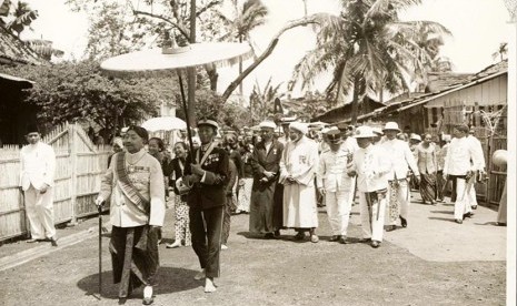 Gambar Sunan Pakubuwono X mengunjungi Kampung Luar Batang tahun 1920-an. 