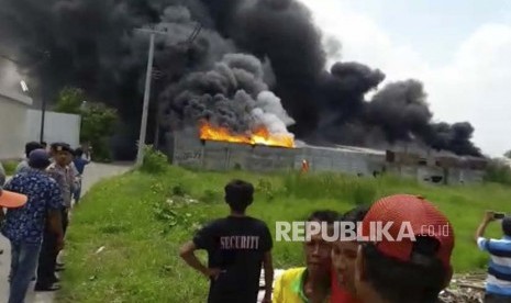 Gambar video warga saat kebakaran terjadi di gudang kembang api, Kosambi, Tangerang.