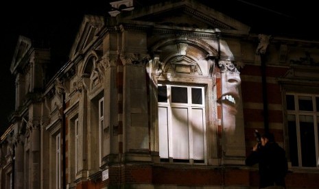 Gambar wajah David Bowie diproyeksikan ke sebuah bangunan di Brixton, London, tempat ia dilahirkan 69 tahun lalu.