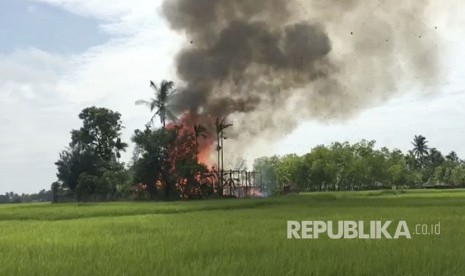 Kebakaran terjadi di Desa Gawdu Zara, negara bagian Rakhine utara, Myanmar.