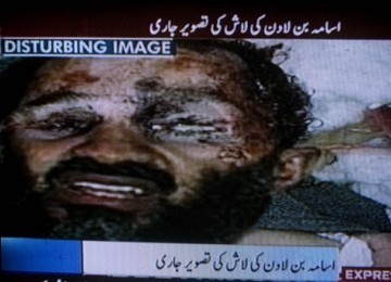 Gambar yang disiarkan Express TV memperlihatkan jenazah Osama bi Laden di Islamabad, Pakistan, Senin (2/5). 