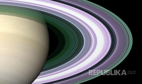 Gambaran detail cincin yang mengelilingi Planet Saturnus yang diambil oleh wahana angkasa Cassini yang mengorbit di sekitar planet Satrunus. Warna-warna yang ada menunjukkan ukuran partikel cincin tersebut yang diukur oleh gelombang sinyal radio dari wahana Cassini. 