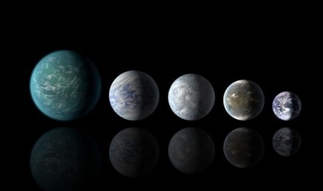 Gambaran perbandingan ukuran relatif semua planet layak huni dengan Bumi. (kiri-kanan) Kepler-22b, Kepler-69c, Kepler-62e, Kepler-62f dan Bumi (Ilustrasi) Hanya planet yang berada di Zona Goldilocks yang dianggap mampu mendukung kehidupan.