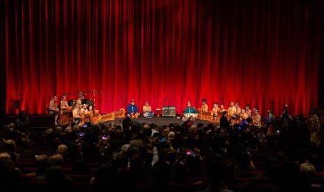 Gamelan Bali menjadi pembuka malam penayangan perdana film Bali: Beats of Paradise di Academy of Motion Picture Arts and Sciences, Samuel Goldwyn Theater, Beverly Hills, Amerika Serikat. 