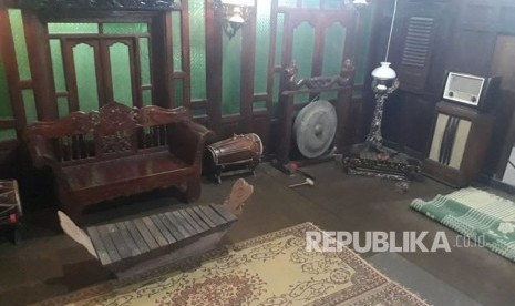 Gamelan dan Kendang menghiasi salah satu ruangan di wedangan jimboeng.