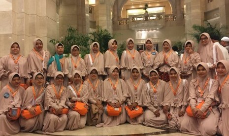 Gamis dan bergo Elzatta serta tas kecil dari Mi'raj Tour and Travel seperti yang dikenakan jamaah keluarga besar karyawan dan mitra Elcorps saat akan melaksanakan tawaf sunah ini merupakan salah satu contoh yang dapat dikenakan akhwat selama beribadah umrah.