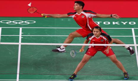 Ganda campuran bulutangkis Indonesia Praveen Jordan (belakang) dan Melati Daeva Oktavianti mengembalikan shuttlecock ke arah lawannya ganda campuran dari Denmark Mathias Christiansen dan Alexandra Boje dalam laga penyisihan group C Bulutangkis Ganda campuran Olimpiade Tokyo 2020, di Musashino Forest Sport Plaza, Tokyo, Jepang, Minggu (25/7/2021). Praven/Melati berhasil memngalahkan lawannya 24-22 dan 21-19.