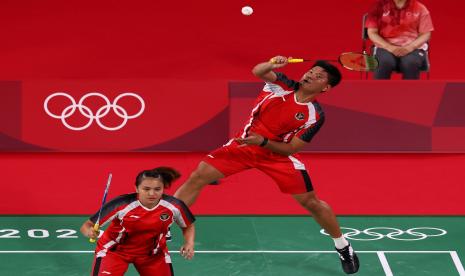 Ganda campuran bulutangkis Indonesia Praveen Jordan (kanan) dan Melati Daeva Oktavianti di Olimpiade 2020.