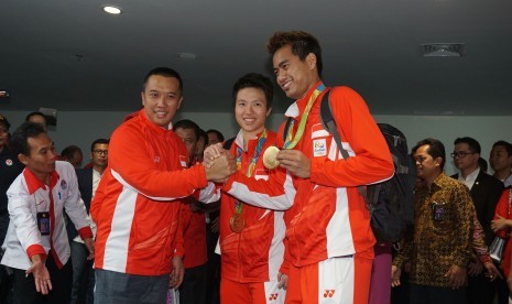 Ganda campuran bulutangkis peraih medali emas Olimpiade Brasil, Tontowi Ahmad (kanan) dan Liliyana Natsir (kedua kanan) disambut Menteri Pemuda dan Olahraga Imam Nahrawi (kiri) saat tiba di Terminal 3 baru Bandara Soekarno-Hatta, Tangerang, Banten, 