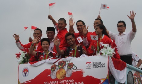 Bus arak-arakan ganda campuran bulutangkis peraih medali emas Olimpiade Brasil, Tontowi Ahmad (kelima kiri) dan Liliyana Natsir (kedua kiri) (ilustrasi).