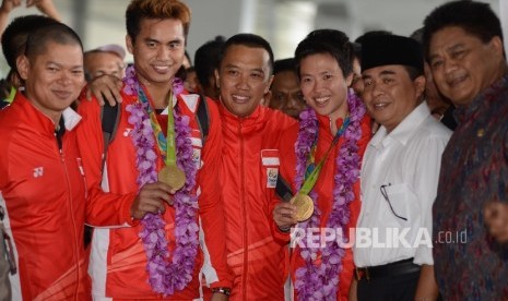 Ganda campuran bulutangkis peraih medali emas Olimpiade Brasil, Tontowi Ahmad (kedua kiri) dan Liliyana Natsir (ketiga kanan) disambut oleh Menpora Imam Nahrawi (tengah) dan Ketua DPR Ade Komaruddin (kedua kanan) saat tiba di Terminal 3 baru Bandara Soekar