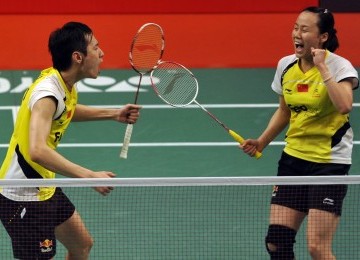 Ganda campuran China Zhao Yunlei dan Zhang Nan yang menang pada final Djarum Indonesia Open Superseries Premier 2011 di Istora Senayan, Jakarta, Minggu (26/6). 