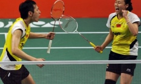 Ganda campuran China Zhao Yunlei dan Zhang Nan yang menang pada final Djarum Indonesia Open Superseries Premier 2011 di Istora Senayan, Jakarta, Minggu (26/6). 