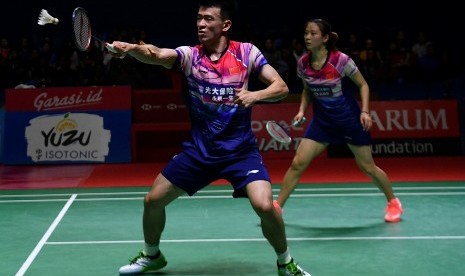 Ganda campuran China Zheng Siwei (kiri) dan Huang Ya Qiong mengembalikan kok ke arah ganda campuran China Wang Yi Lyu dan Huang Dong Ping dalam final Blibli Indonesia Open 2019 di Istora Gelora Bung Karno, Jakarta, Ahad (21/7/2019). Zheng Siwei-Huang Ya Qiong keluar sebagai juara nomor ganda campuran setelah menang 21-13, 21-18.