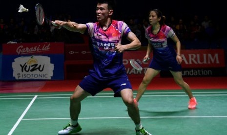 Ganda campuran China Zheng Siwei (kiri) dan Huang Ya Qiong mengembalikan kok ke arah ganda campuran China Wang Yi Lyu dan Huang Dong Ping dalam sebuah laga final. 