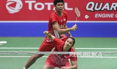 Ganda campuran Indonesia Praveen Jordan (atas) dan Melati Daeva Oktavianti berusaha mengembalikan kok ke ganda campuran Ceko Jakub Bitman dan Alzbeta Basova pada babak kedua Kejuaraan Dunia Bulu Tangkis 2019 di St. Jakobshalle, Basel, Swiss, Rabu (21/8/2019). 