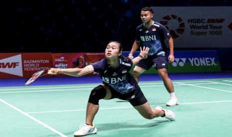 Ganda campuran Indonesia Rehan Naufal Kusharjanto/Lisa Ayu Kusumawati saat beraksi di All England 2023.