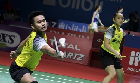 Ganda campuran Indonesia Tontowi Ahmad (kiri) dan Winny Oktavina Kandow (kanan) mengembalikan kok kepada ganda campuran Malaysia Chan Peng Soon dan Goh Liu Ying pada babak perempat final Blibli Indonesia Open 2019 di Istora Senayan, Jakarta, Jumat (190/7/2019). 