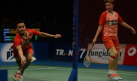 Ganda campuran Indonesia Tontowi Ahmad/Liliyana Natsir mengembalikan kok kearah pasangan Malaysia, Chan Peng Soon/Yen Wei Peck, dalam laga semifinal BCA Indonesia Open Super Series Premier 2017 di Jakarta Convention Center (JCC) Senayan, Jakarta, Sabtu (17/6). Tontowi Ahmad/Liliyana Natsir melaju ke babak final setelah menang dengan skor 21-13,21-14.