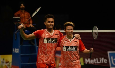 Ganda campuran Indonesia Tontowi Ahmad/Liliyana Natsir seusai mengalahkan pasangan Malaysia, Chan Peng Soon/Yen Wei Peck, dalam laga semifinal BCA Indonesia Open Super Series Premier 2017 di Jakarta Convention Center (JCC) Senayan, Jakarta, Sabtu (17/6). Tontowi Ahmad/Liliyana Natsir melaju ke babak final setelah menang dengan skor 21-13,21-14.