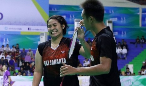 Ganda campuran SKI Jakarta, Hafiz Faisal dan Shela Devi Aulia (kiri) melaju ke final bulu tangkis PON XIX.