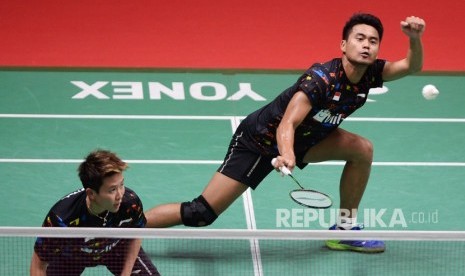 Ganda campuran unggulan pertama asal Indonesia Tontowi Ahmad (kanan) dan Liliyana Natsir (kiri) mencoba mengembalikan kok kearah pasangan Cina Zhang Nan dan Liu Xuanxuan dalam babak perempat final Indonesia Masters 2018 di Istora Senayan, Jakarta, Jumat (26/1).