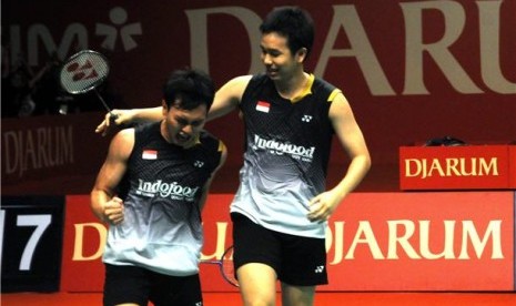  Ganda putera Indonesia, Mohammad Ahsan/Hendra Setiawan, melakukan selebrasi usai memenangkan pertandingan. 