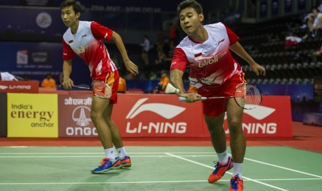   Ganda putra Indonesia, Angga Pratama (kanan) - Ryan Agung Saputra, berusaha mengembalikan kok ke arah pebulutangkis Singapura, Yong Kai Terry Hee - Derek Wong, dalam penyisihan Grup A Piala Thomas 2014 di New Delhi, India, Senin (19/5).