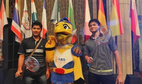 Ganda putra Indonesia Angga Pratama (kiri) dan Ricky Karanda Suwardi (kanan) berfoto bersama maskot turnamen bulutangkis BCA Indonesia Open 2015 seusai acara jumpa pers di Jakarta, Senin (25/5).