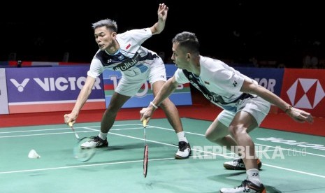 Ganda putra Indonesia Fajar Alfian (kiri) dan Muhammad Rian Ardianto berusaha mengembalikan kok ke ganda putra Korea Lee Yong Dae dan Kim Gi Jung pada semifinal Malaysia Masters 2020 di Axiata Arena, Kuala Lumpur, Malaysia , Sabtu (11/1).