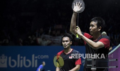 Ganda putra Indonesia Hendra Setiawan (kanan) dan Mohammad Ahsan (kiri) menyapa suporter seusai bertanding melawan ganda putra Inggris Marcus Ellis dan Chris Langridge pada babak pertama Blibli Indonesia Open 2019 di Istora Senayan, Jakarta, Rabu (17/7/2019). 