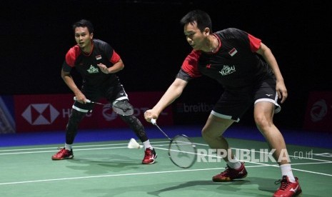 Ganda putra Indonesia Hendra Setiawan (kanan) dan Mohammad Ahsan mengembalikan kok ke ganda putra Skotlandia Alexander Dunn dan Adam Hallms pada babak ketiga Kejuaraan Dunia Bulu Tangkis 2019 di St. Jakobshalle, Basel, Swiss, Kamis (22/8/2019). 