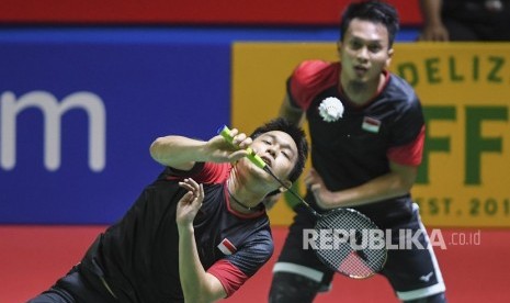 Ganda putra Indonesia Hendra Setiawan (kiri) dan Mohammad Ahsan (kanan) mengembalikan kok ke ganda putra Inggris Marcus Ellis dan Chris Langridge pada babak pertama Blibli Indonesia Open 2019 di Istora Senayan, Jakarta, Rabu (17/7/2019).