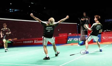 Ganda putra Indonesia Kevin Sanjaya Sukamuljo (kanan) dan Marcus Fernaldi Gideon (kiri) mengkspresikan emosinya saat pertandingan babak final Japan Open 2018 melawan pasangan Cina Li Junhui/Liu Yuchen di Tokyo, Jepang, Minggu (16/9).