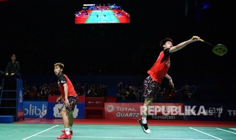 Ganda putra Indonesia Kevin Sanjaya Sukamuljo (kanan) dan Marcus Fernaldi Gideon mengembalikan kok ke arah ganda putra Indonesia Mohammad Ahsan dan Hendra Setiawan dalam final Blibli Indonesia Open 2019 di Istora Gelora Bung Karno, Jakarta, Ahad (21/7/2019). 